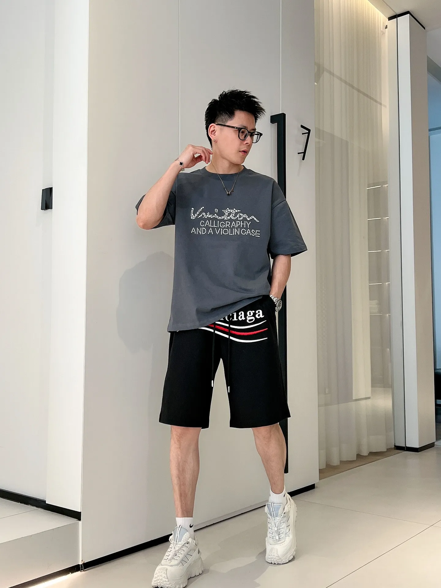 Balenciaga's three-standard complete 2026 summer New Arrival men's casual shorts, advanced custom-made Breathable fabric, Breathable fabric, extremely stretchy and comfortable, impeccable details, top-grade accessories, original logo design concept, delicate and soft feel! The upper body fit is awesome! Size: M-XXXL Please state your height and weight when ordering